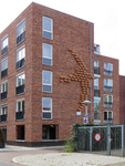 851090 Afbeelding van een groep vogelhuisjes (in de vorm van een vogel), op de zijgevel van het gebouw Tuinwijk, op de ...